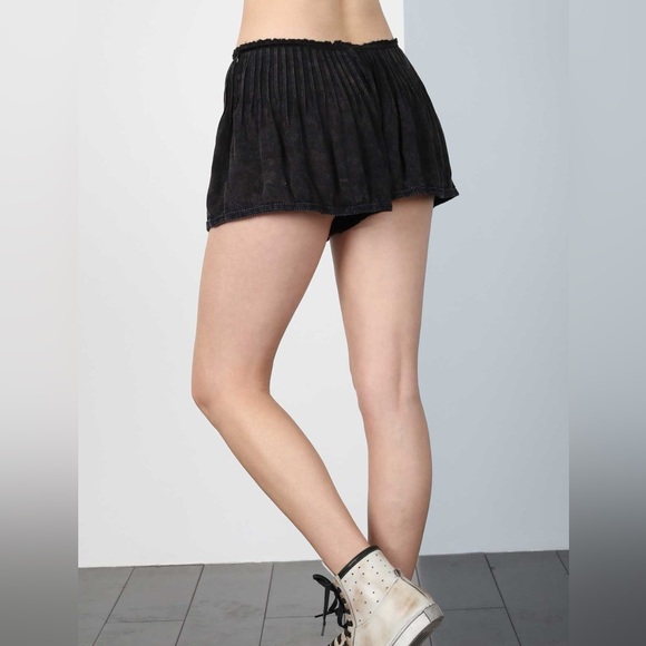 *Last One* POL Gray Boho Pressed Accordion Pleated Casual Shorts, Side Zipper - Picture 7 of 7
